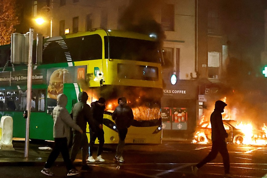 A bus burns during a demonstration following a suspected stabbing that left few children injured in Dublin, Ireland, November 23, 2023. REUTERS/Clodagh Kilcoyne