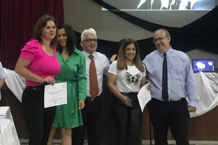 Ex estudiantes de 1998 junto a los directivos del Instituto.