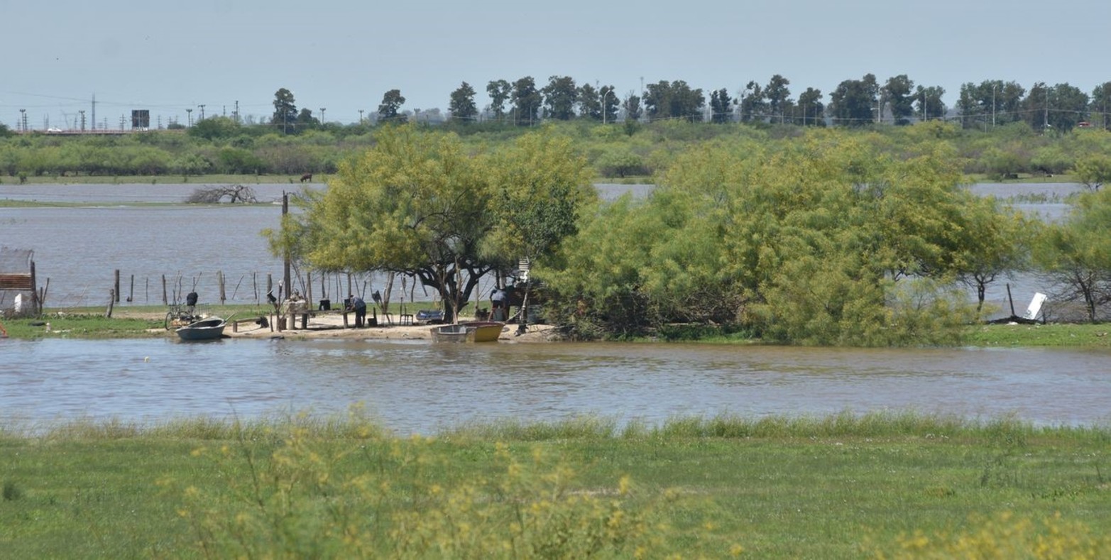 Desde las últimas semanas el río Salado presenta un crecimiento sostenido en toda su cuenca, a raíz de las intensas precipitaciones. Pero en Santo Tomé se da la particularidad de que este sector es alimentado por el ascenso del río Paraná. 
