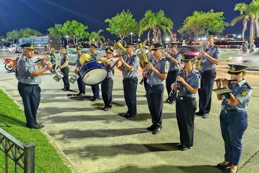 Presentación de la banda policial en la Marcha de las antorchas.