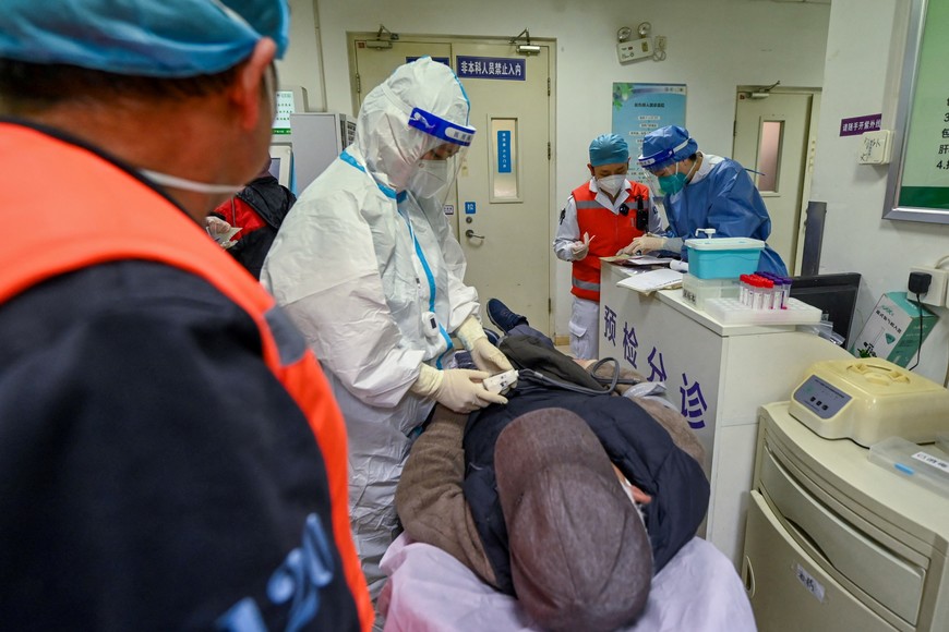 A doctor with the Chaoyang emergency rescue centre explains the conditions of a patient to hospital staff upon arrival through an ambulance, amid the coronavirus disease (COVID-19) outbreak in Beijing, China December 29, 2022. cnsphoto via REUTERS   ATTENTION EDITORS - THIS IMAGE WAS PROVIDED BY A THIRD PARTY. CHINA OUT.