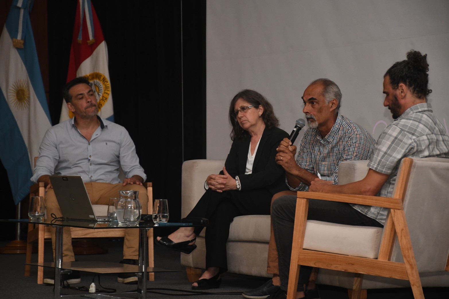 En el primer bloque participaron Laura Cornaglia, investigadora del Conicet; Iván Sorba, investigador del Grupo Cetram de la UTN; y Marcelo Avendaño, representante del Cecovi-UTN. El moderador fue el periodista Nicolás Loyarte.