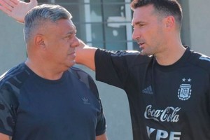 Claudio "Chiqui" Tapia y Lionel Scaloni. Dos mundos diametralmente distintos, conjugados a través de la máxima pasión argentina y de los argentinos: el fútbol y la selección nacional.