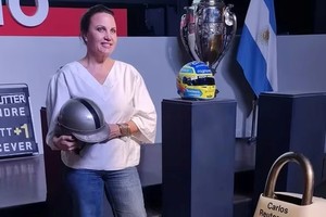 Cora junto al Williams FW 07B. La hija del Lole concurrió a la inauguración del "Espacio Reutemann", en el Museo Fangio, en Balcarce. Donó, entre otras cosas, el primer caso que usó su padre en sus comienzos en el automovilismo argentino. Créditos: Mauricio "Damon" Gallardo