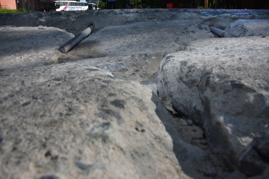 "Fierros" a la vista, así luce de cerca una de las grietas en el asfalto. Foto: Flavio Raina
