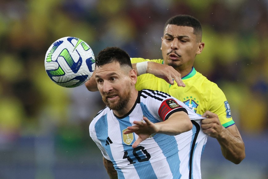 Soccer Football - World Cup - South American Qualifiers - Brazil v Argentina - Estadio Maracana, Rio de Janeiro, Brazil - November 21, 2023
Argentina's Lionel Messi in action with Brazil's Andre REUTERS/Sergio Moraes