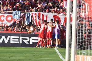 El festejo de los jugadores de Unión tras el gol de Zenón. Crédito: Mauricio Garín
