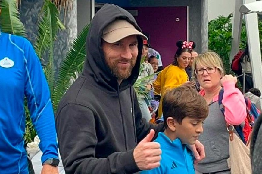 "Tochi" Messi en el parque. El crack fue visto por los fanáticos en el mítico lugar de Florida.