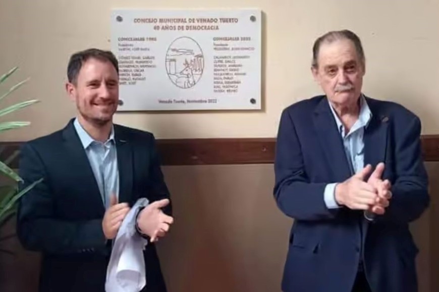 Juan Ignacio Pellegrini y José María Martín descubrieron una placa por los 40 años de democracia.