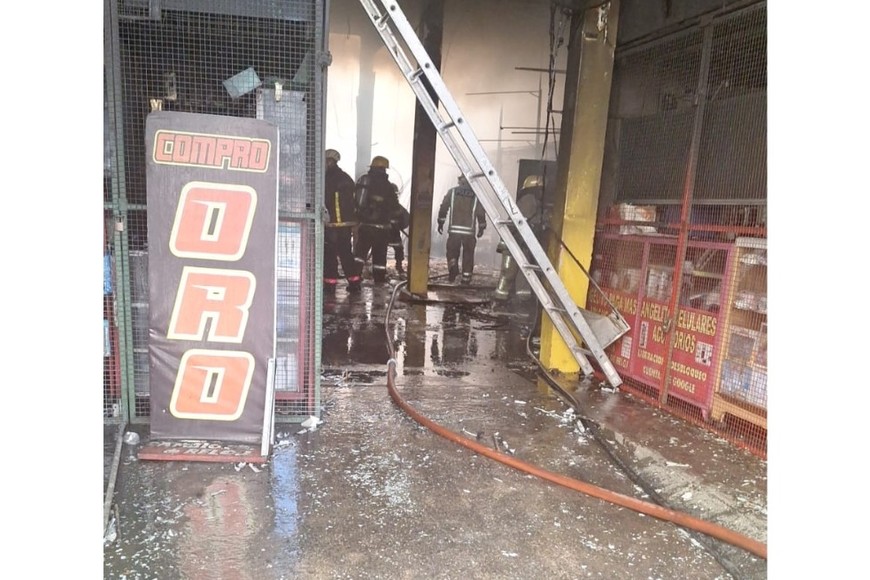 La labor de bomberos en el incendio.