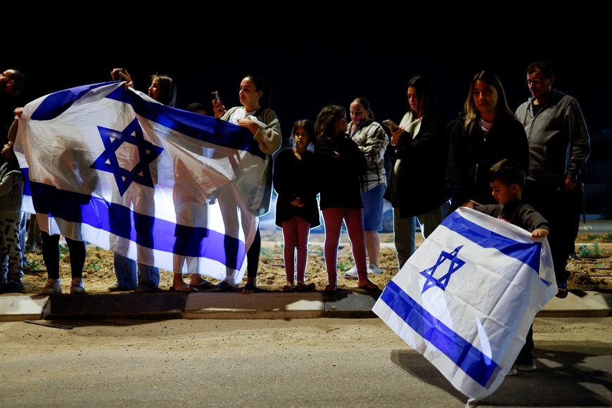 People wait for a convoy carrying newly released hostages that were seized during the October 7 attack by Palestinian militant group Hamas and held in the Gaza Strip, in Ofakim, Israel, November 26, 2023. REUTERS/Amir Cohen