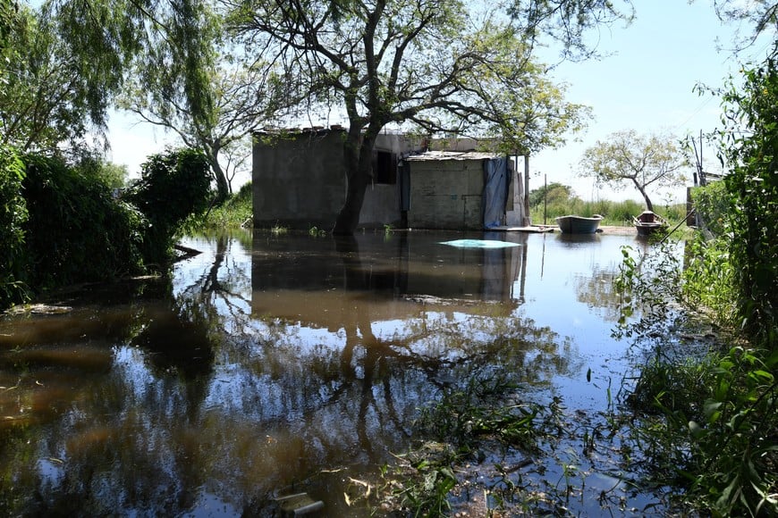 La creciente del río Paraná inunda parte del barrio de la Vuelta del Paraguayo.