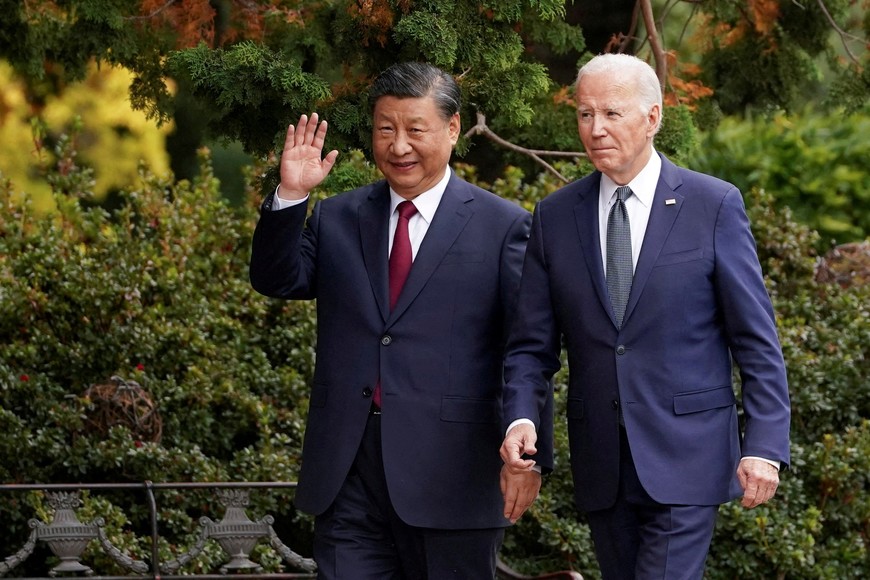 FILE PHOTO: Chinese President Xi Jinping waves as he walks with U.S. President Joe Biden at Filoli estate on the sidelines of the Asia-Pacific Economic Cooperation (APEC) summit, in Woodside, California, U.S., November 15, 2023. REUTERS/Kevin Lamarque/File Photo