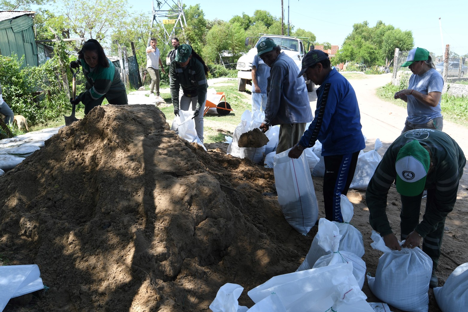 Personal Municipal embolsa arena.
