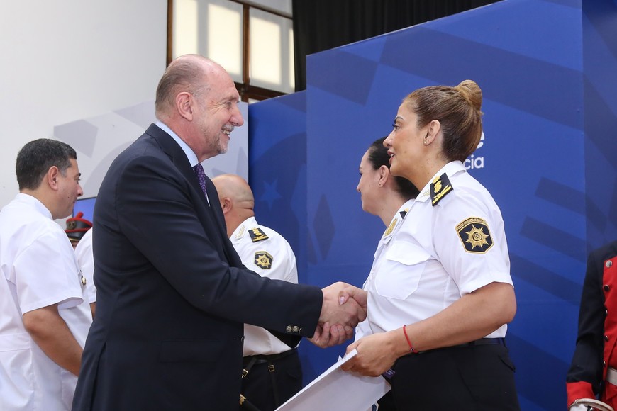 En la foto, el gobernador Perotti haciendo entrega del diploma a la licenciada Doris del Valle Abdala, de la Agencia de Control Policial (ACP). Crédito: Prensa Gobierno