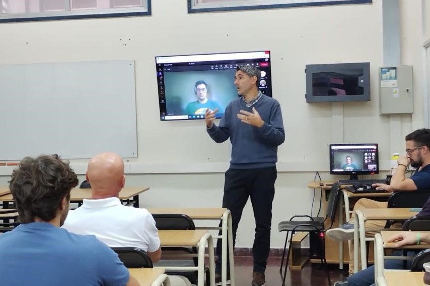 El director de la carrera, Diego Pereyra, en el aula híbrida.