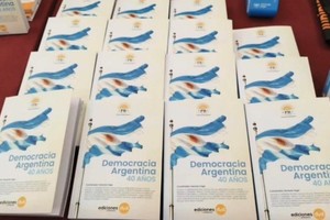 En la obra los autores trazan una evaluación crítica del periodo más largo de estabilidad institucional argentina, desde diferentes perspectivas y disciplinas académicas.