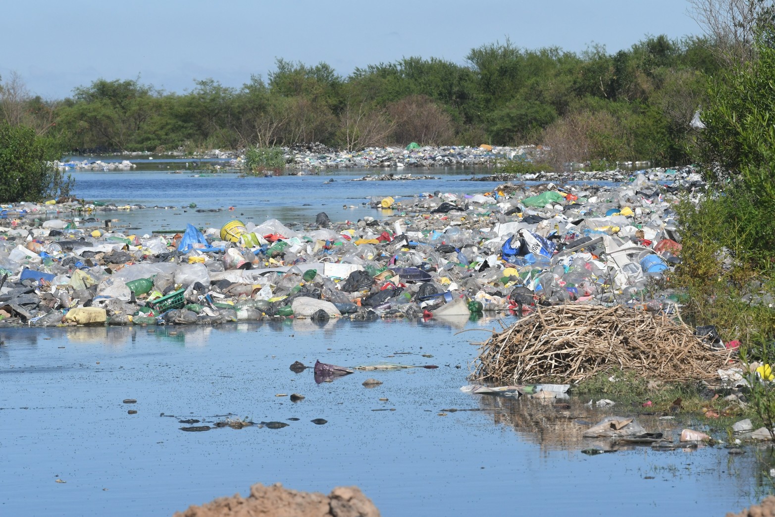 Los vecinos de la costa santafesina están muy preocupados por un basural ubicado en el bañado de la laguna Setúbal, a la altura de callejón Pintos, por fuera del anillo de defensa, en jurisdicción de San José del Rincón.