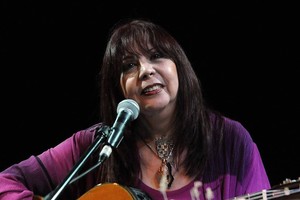 "Soy una mujer que canta con una guitarra”. Así se define Perla Argentina Aguirre, hija del legendario folklorista Arsenio Aguirre.