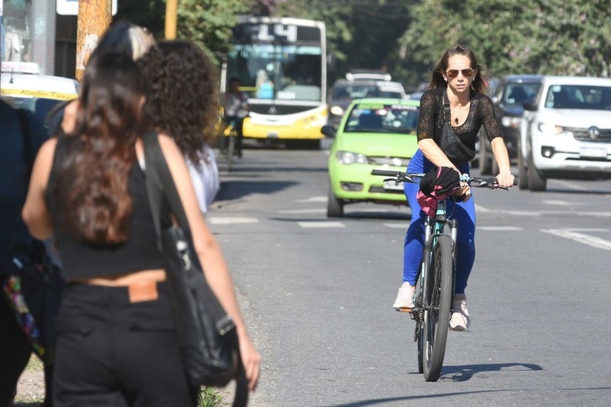 “Sin tener una gran red de ciclovías, ni estacionamientos seguros, nuestra ciudad se mueve bastante en bici”, señaló Iván Sorba, investigador del Cetram de la UTN. Foto: Mauricio Garín