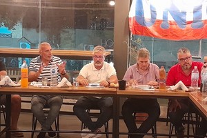 La mesa principal, con el doctor Rodríguez Peragallo, Félix Bertorello, Leonardo Simonutti, Carlos Ghisolfo y Néstor Zucchiatti.