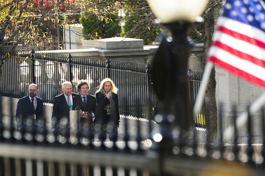 Argentine President-elect Javier Milei and his delegation arrive for meetings at the White House in Washington, U.S., November 28, 2023. REUTERS/Kevin Lamarque