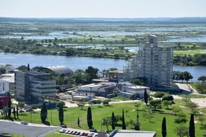 Impactante postal del río Paraná en Santa Fe. Este martes midió 4,80 metros de altura en el Puerto local. Mauricio Garín