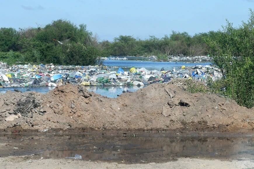 Los residuos inundados que se desprenden y van aguas abajo por la Setúbal. Flavio Raina / Fernando Nicola