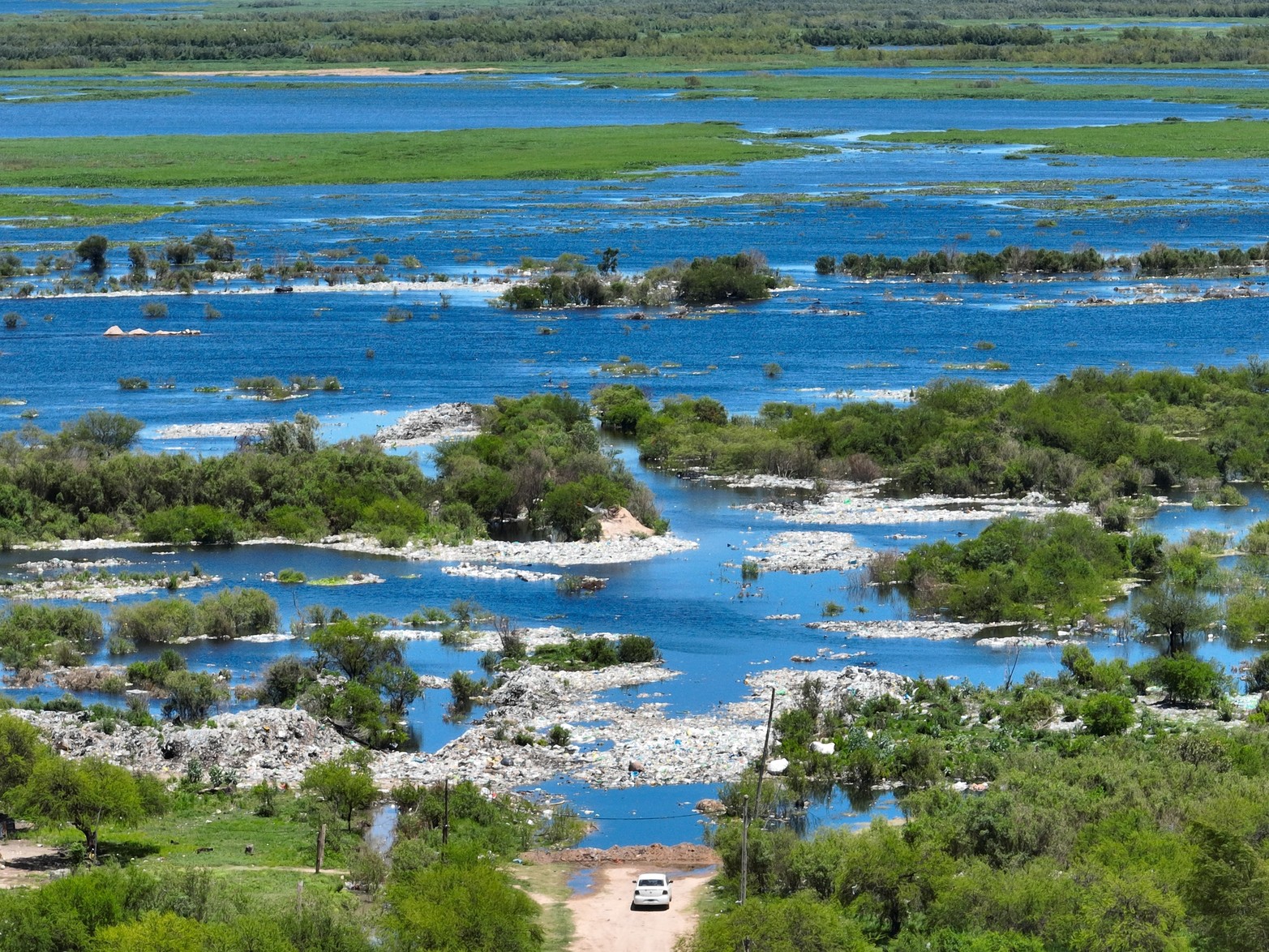 Al inundarse estos basurales de la costa los residuos se desprenden del suelo y navegan aguas abajo por la laguna hasta su desembocadura, adonde se encuentra la toma de agua de la planta potabilizadora que abastece a toda la ciudad.