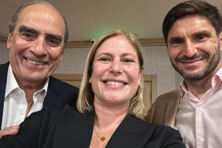 Guillermo Francos junto a Gisela Scaglia y Maximiliano Pullaro.