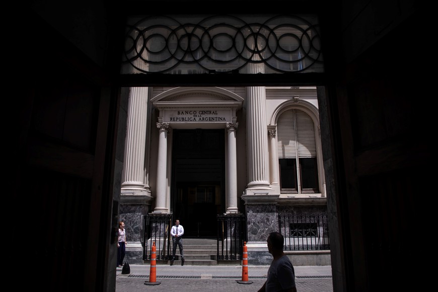 (231122) -- BUENOS AIRES, 22 noviembre, 2023 (Xinhua) -- Imagen del 21 de noviembre de 2023 de personas caminando frente a la sede del Banco Central de la República Argentina, en la ciudad de Buenos Aires, Argentina. El Gobierno de Argentina emitió el martes nueva deuda en moneda local equivalente a unos 4.931 millones de dólares (según el tipo de cambio oficial) durante la última operación de licitación de títulos públicos del año, según informó el Ministerio de Economía. (Xinhua/Martín Zabala) (mz) (jg) (ra) (vf)