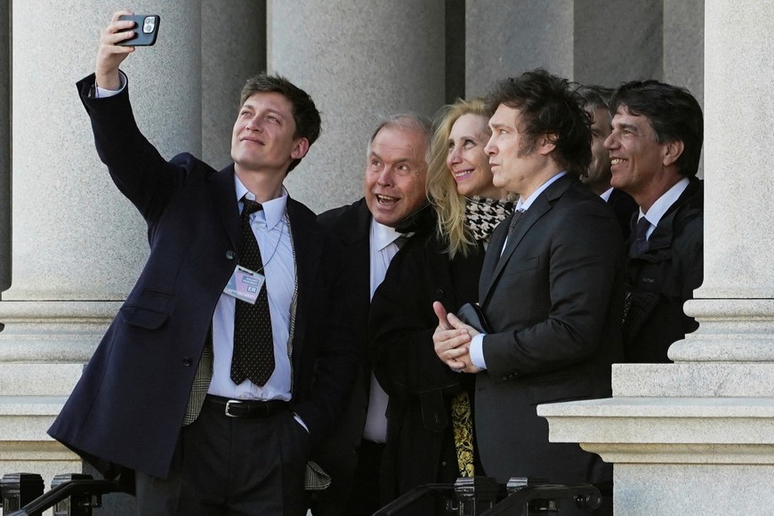 Argentine President-elect Javier Milei, his sister Karina Milei and members of his delegation including Santiago Caputo, Gerardo Werthein, Luis Caputo and Nicolas Posse pause for a photo as they leave the Eisenhower Executive Office Building at the White House complex following meetings with Biden administration officials in Washington, U.S., November 28, 2023. REUTERS/Kevin Lamarque. REFILE - QUALITY REPEAT