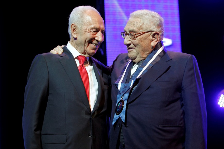 FILE PHOTO: Israel's President Shimon Peres (L) stands with former U.S. Secretary of State Henry Kissinger after awarding him the Presidential Medal of Distinction at the fourth annual Presidential Conference in Jerusalem June 19, 2012. REUTERS/Baz Ratner/File Photo