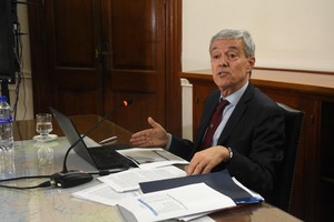 El ministro de Economía, expuso ante la prensa la actualidad financiera de la provincia. Foto: Guillermo Di Salvatore