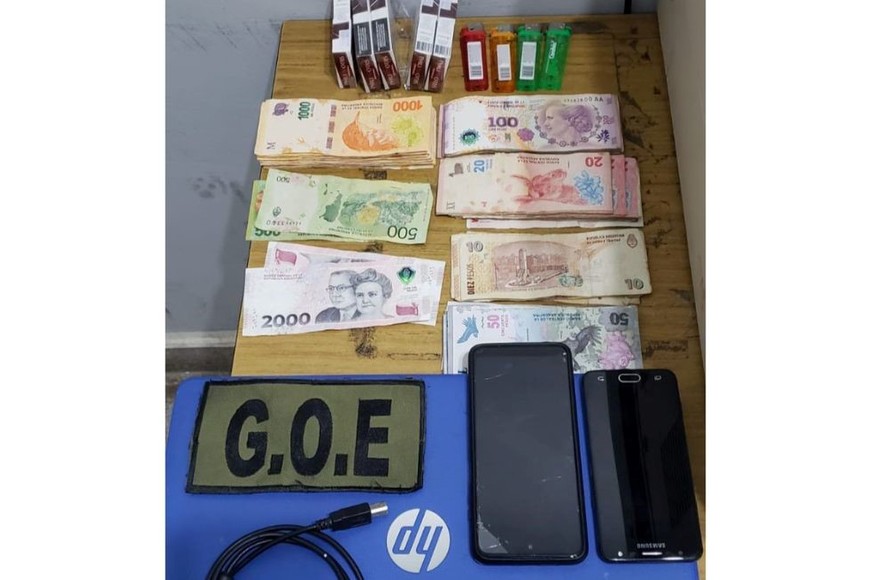 Los elementos que fueron encontrados en poder de los delincuentes. Crédito:  El Litoral.