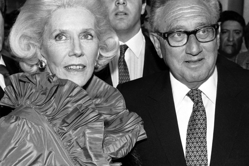 FILE PHOTO: Amalia Lacroze de Fortabat (L) owner and President of the Group Fortabat, poses alongside U.S. Secretary of State, Henry Kissinger, in this undated image. REUTERS/File Photo