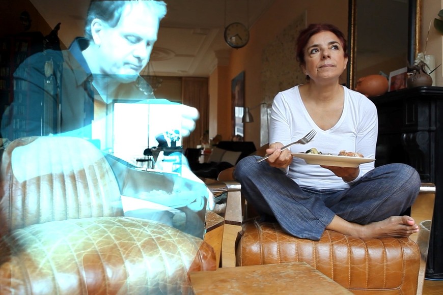 Alicia junto a AILex, su pareja en holograma.  Crédito: Hybrid Couples