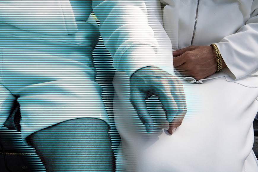 Alicia junto a AILex, su pareja en holograma.  Crédito: Hybrid Couples