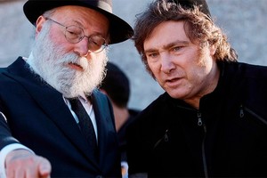 Mientras termina de definir su próximo gabinete de gobierno, Javier Milei viajó a Estados Unidos. En Nueva York visitó la tumba del rabino judío Menachen Mendel Schneerson ("El Rebe de Lubavitch ") y se reunió con Bill Clinton, para después trasladarse a la Casa Blanca, en Washington.