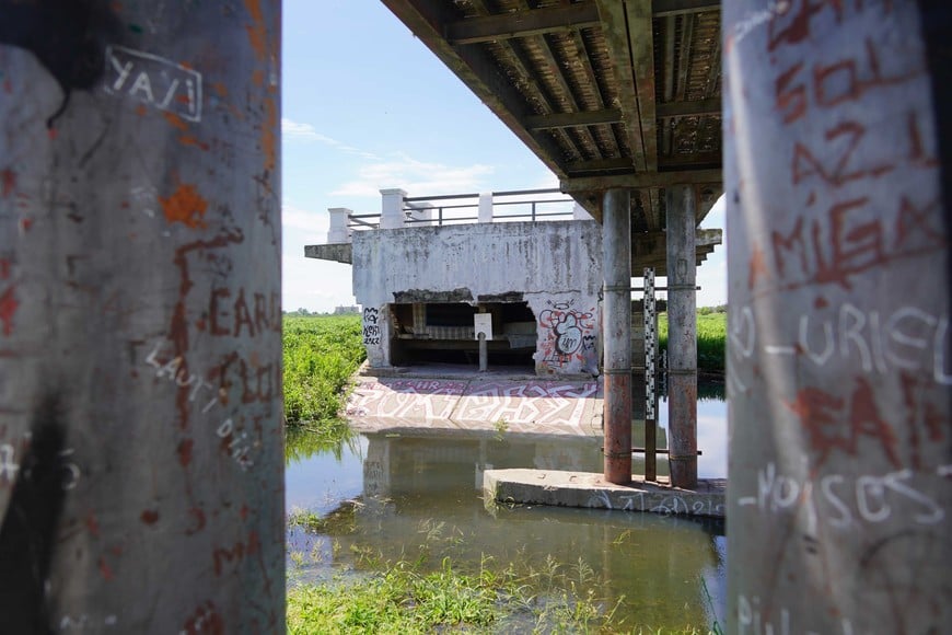 Grafitis y escrituras por doquier. El lugar está abandonado. Foto: Fernando Nicola