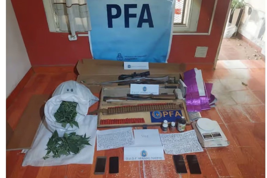 Parte de lo secuestrado en el allanamiento policial.