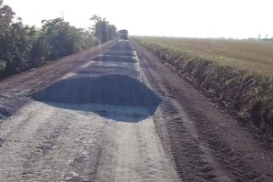 “Estamos avanzando unos 300 metros por día de obra. La idea es finalizar el Corredor Lácteo que nos unirá con San Agustín, lo antes posible. Todo depende del tema climático, actualmente terminamos los primeros 6 kilómetros, anticipó”. Foto: Gentileza