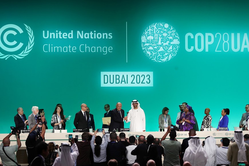 (231130) -- DUBAI, 30 noviembre, 2023 (Xinhua) -- El presidente de la COP28, sultán Ahmed Al Jaber (5-d-frente), recibe un mazo de manos del presidente de la COP27, Sameh Shoukry (4-i-frente), durante la ceremonia de apertura de la 28ª sesión de la Conferencia de las Partes de la Convención Marco de las Naciones Unidas sobre el Cambio Climático, o COP28, en Dubái, Emiratos Arabes Unidos, el 30 de noviembre de 2023. La conferencia sobre el clima de este año ha atraído una notable atención mundial, ya que marca la conclusión del balance global, la primera evaluación de dos años del progreso colectivo del mundo hacia los objetivos del Acuerdo de París de 2015. La conferencia, que se celebrará del 30 de noviembre al 12 de diciembre, dará la bienvenida a más de 70.000 delegados de todo el mundo en un intento por encontrar una solución mundial a los apremiantes problemas climáticos que enfrenta el planeta y toda la humanidad. (Xinhua/Wang Dongzhen) (rtg) (ra) (vf)