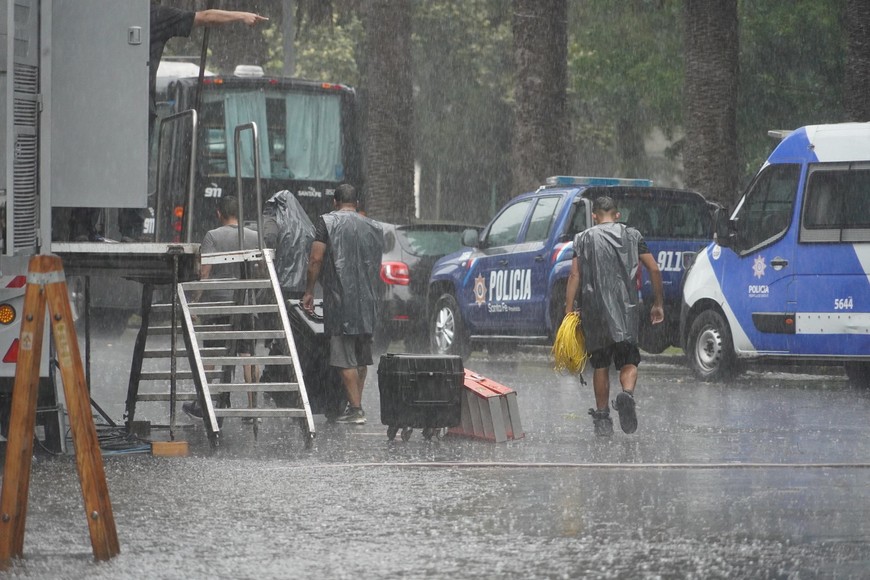 Primero fue el viento sur que empezó a soplar con cierta fuerza, las nubes parecían disiparse pero, en realidad, fueron el presagio de una tormenta tremenda que se desató en una Rosario pasada por agua. Crédito: Fernando Nicola