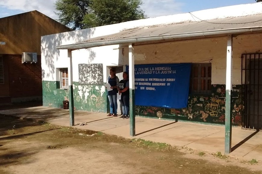Debido a la suspensión de las clases ningún docente estaba en el lugar.