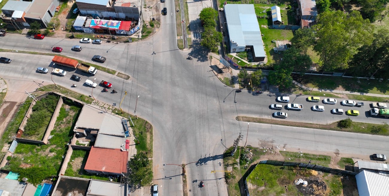 Un caótico "nudo" vial, a metros de una escuela en dos avenidas clave de la ciudad de Santa Fe