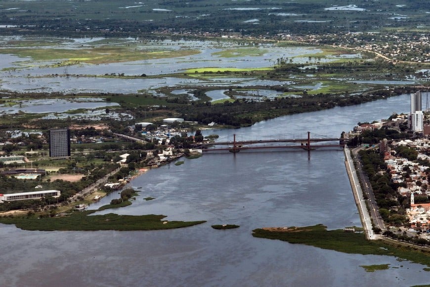 Desde el drone de El Litoral. Una postal magnífica de los puentes santafesinos y el nuevo embalsado que se está formando. Foto: Fernando Nicola