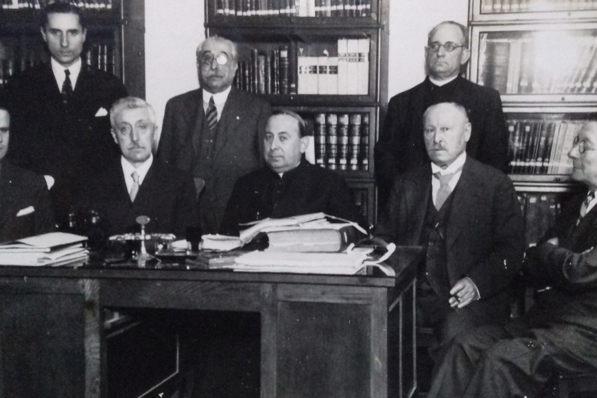 Junta de Estudios Históricos en 1935_sentados Dres Ruiz y Ruiz, Juan Alvarez, Monseñor Nicolás Fasolino, Dr. Manuel M.Cervera, D. Félix Barreto. De pie Dr Jose María Funes, D. Clementino Paredes y Monseñor Alfonso Durán.