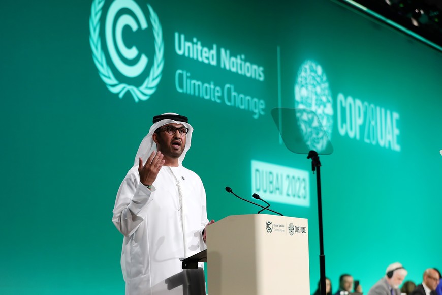 (231130) -- DUBAI, 30 noviembre, 2023 (Xinhua) -- El presidente de la COP28, sultán Ahmed Al Jaber, habla durante la ceremonia de apertura de la 28ª sesión de la Conferencia de las Partes de la Convención Marco de las Naciones Unidas sobre el Cambio Climático, o COP28, en Dubái, Emiratos Arabes Unidos, el 30 de noviembre de 2023. La conferencia sobre el clima de este año ha atraído una notable atención mundial, ya que marca la conclusión del balance global, la primera evaluación de dos años del progreso colectivo del mundo hacia los objetivos del Acuerdo de París de 2015. La conferencia, que se celebrará del 30 de noviembre al 12 de diciembre, dará la bienvenida a más de 70.000 delegados de todo el mundo en un intento por encontrar una solución mundial a los apremiantes problemas climáticos que enfrenta el planeta y toda la humanidad. (Xinhua/Wang Dongzhen) (rtg) (ra) (vf)