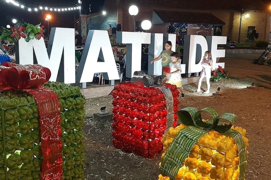 Durante la jornada además habrá una gran muestra final de Talleres Comunales, además se iluminarán los adornos navideños hechos por el EcoEquipo de la Comuna y habrá un árbol de los deseos donde los alumnos de las escuelas primarias estarán adornando con figuras hechas por ellos mismos.
